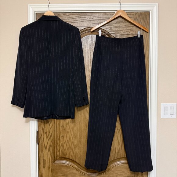 Liz Claiborne 2 Piece Pinstripe Silk Pant Suit Set Size 10 - Picture 3 of 16